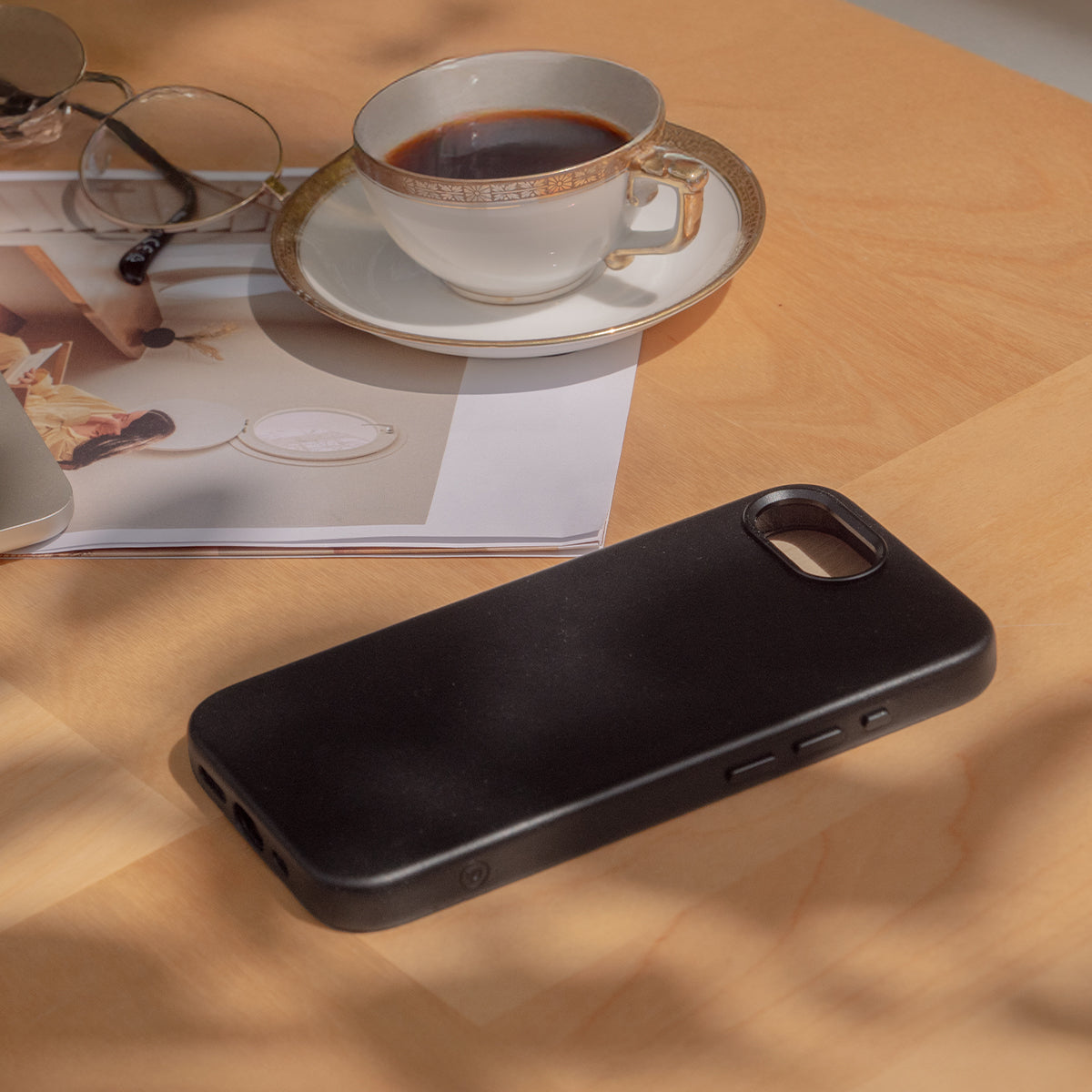 iPhone 16e Leather Shell Case Metal, MagSafe - Black