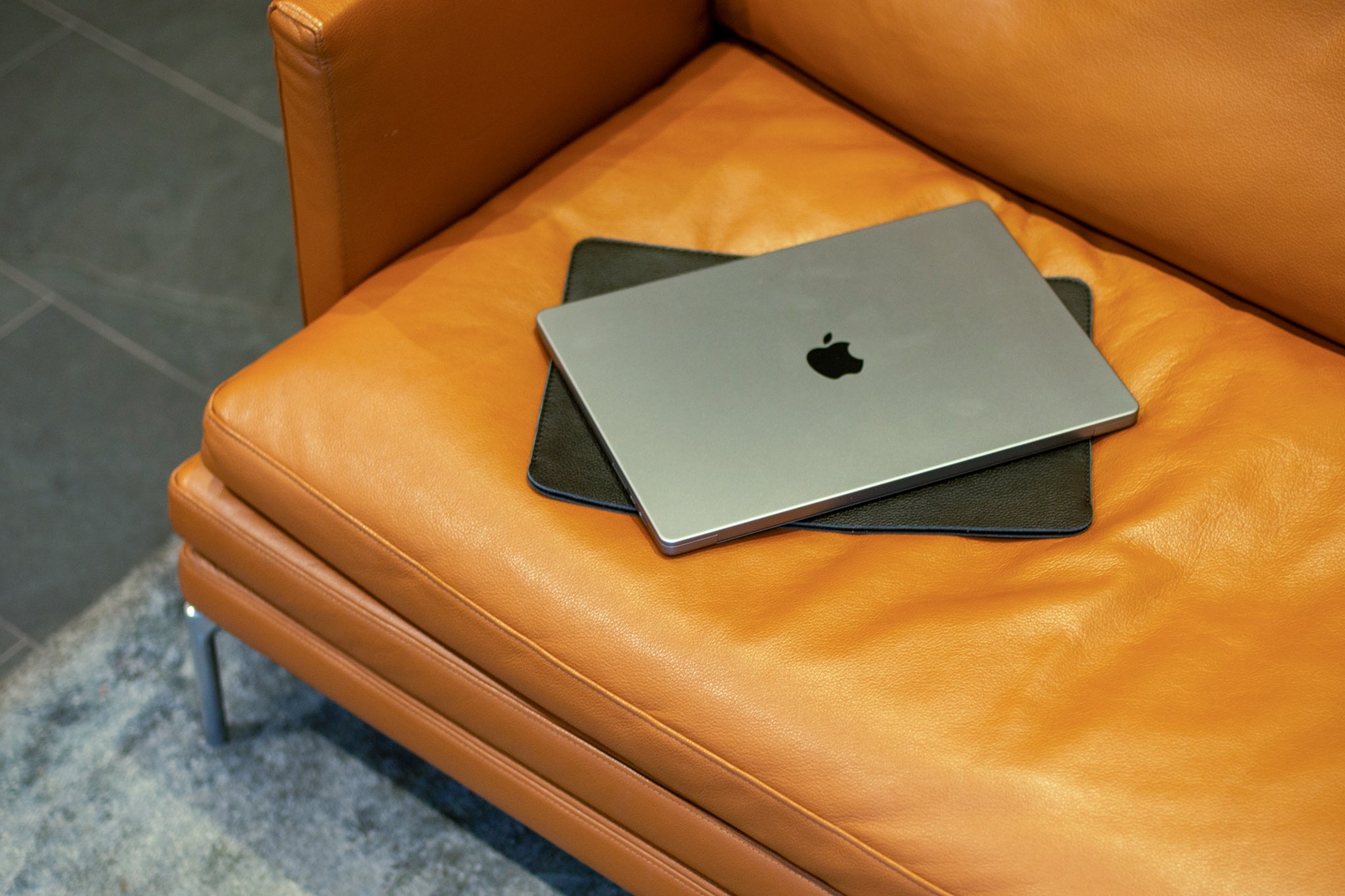 Luxury Leather Macbook Pro 16" Sleeve - Black and Black - RYAN London 